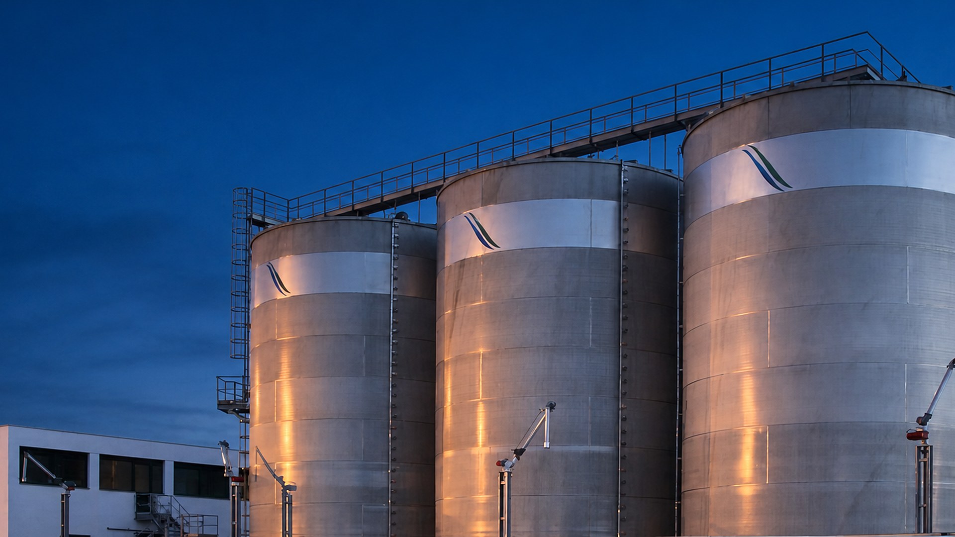 Cuves portuaires pour liquides en vrac chez Stock Sinergy Civiterminal
