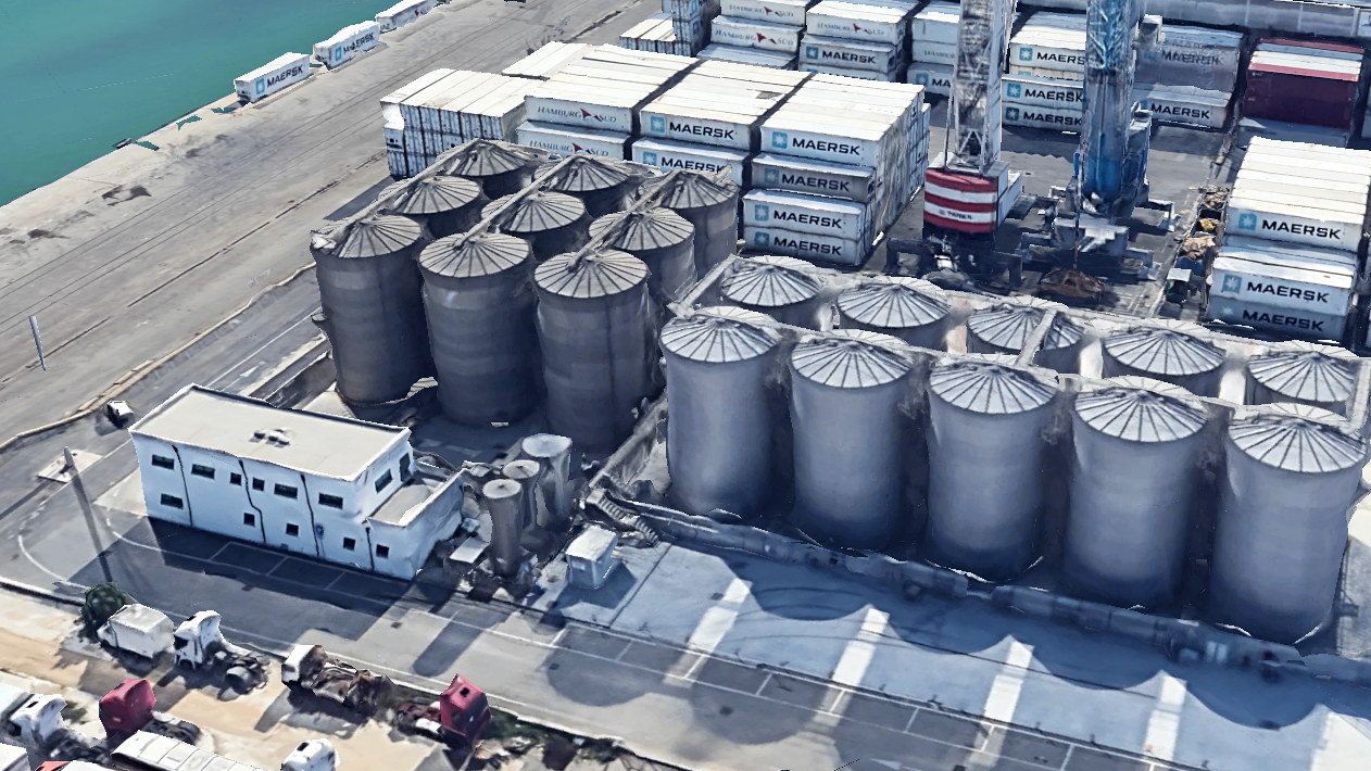Vista aérea del parque de tanques Stock Sinergy Civiterminal en el Muelle 24