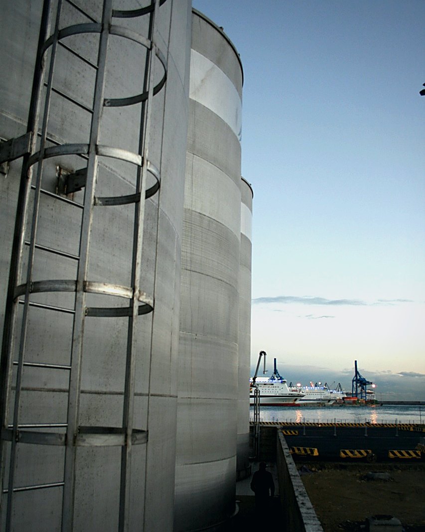 Tanques del terminal junto al Puerto de Civitavecchia
