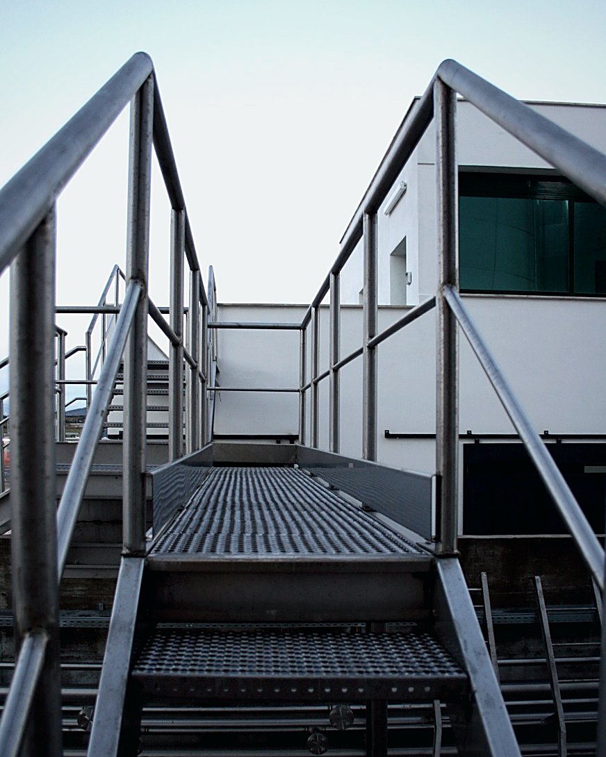 Accesos técnicos y estructuras de acero inoxidable del terminal