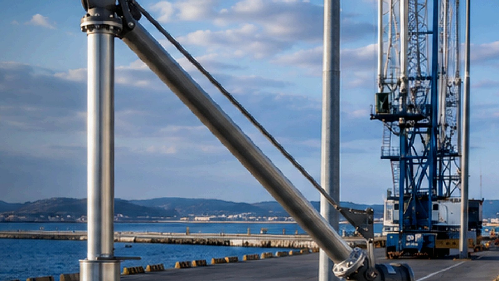 Bras de chargement, infrastructure de quai et accès maritime au Quai 24 du Port de Civitavecchia